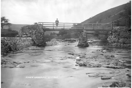 L-4-191 Footbridge over Skirfare, Litton.jpg