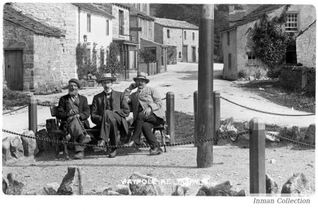 K6-2-00 Three men at maypole, The Green.jpg