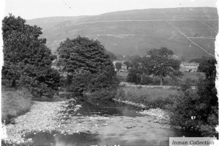 UW-10-87 Buckden from river Wharfe.jpg